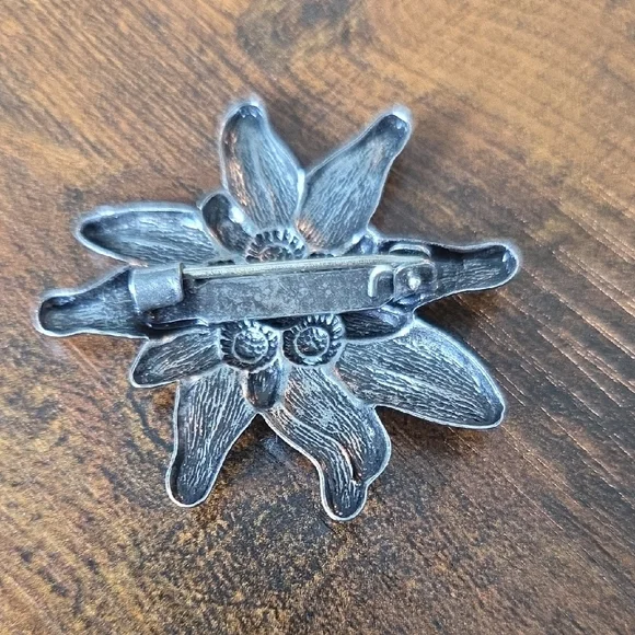 Edelweiss Flower Brooch - Picture 3 of 3